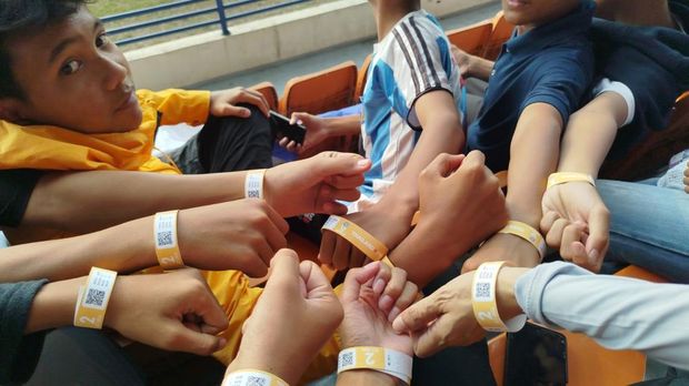 Anak SSB Menonton Bola Bersama Tim berbuatbaik