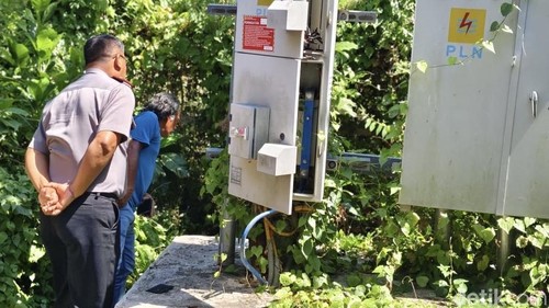 Anggota Polsek Dawan memeriksa lokasi dugaan pencurian kabel di eks pabrik bambu di Kusamba, Klungkung, Bali, Senin (5/10/2026).