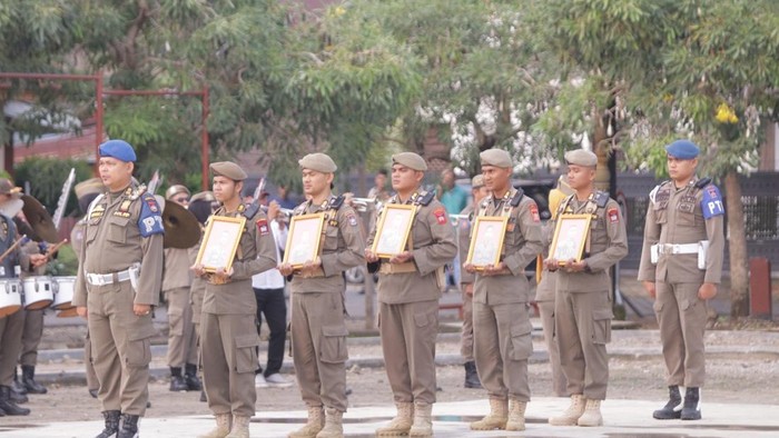 Prosesi pemecatan lima anggota Satpol PP Padang.