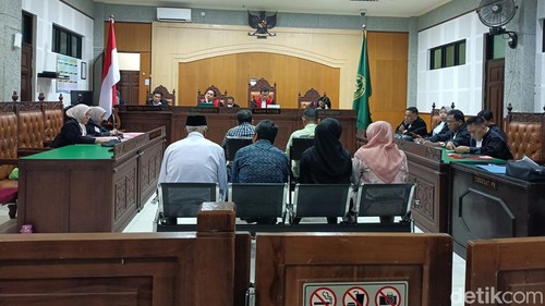 Bekas Wakil Bupati Sumbawa Dewi Noviany bersama lima terdakwa lainnya menjalani sidang dakwaan di Pengadilan Tipikor Mataram, Senin (5/10/2026).
