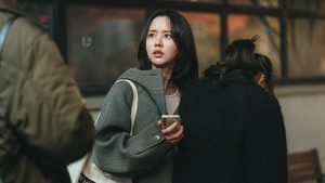 Dalam potret berbeda, Im Yoo Jin terlihat menunjukkan ekspresi yang bertolak belakang dengan saat pertama kali bertemu Park Min Jae. (Foto: dok. ENA/Disney+)