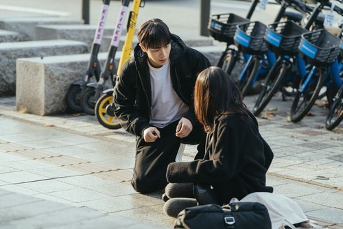 Adegan dalam drama Korea terbaru ENA Between Steps.