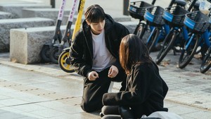 Between Steps mulai tayang Senin (5/10/2026) di ENA dan Disney+, menampilkan Choo Young Woo sebagai Park Min Jae dan Kim So Hyun sebagai Im Yoo Jin. Pertemuan pertama karakter ini terjadi tanpa rencana. (Foto: dok. ENA/Disney+)