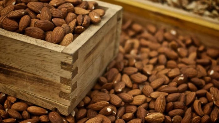 Bukan Emas! Pencuri Ini Bawa Kabur Kacang Almond Senilai Rp7,2 M!