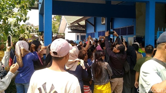 Situasi saat warga dan wali murid menggeruduk SDN 1 Kebondalem, Pemalang, Senin (5/10/2026). Murid kelas 2 di sana tewas diduga dibully oleh kakak kelasnya.