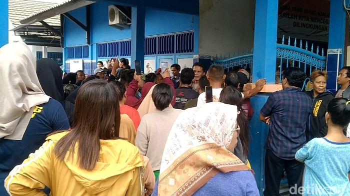 Situasi saat warga dan wali murid menggeruduk SDN 1 Kebondalem, Pemalang, Senin (5/10/2026). Murid kelas 2 di sana tewas diduga dibully oleh kakak kelasnya.