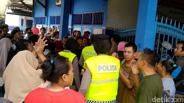 Situasi saat warga dan wali murid menggeruduk SDN 1 Kebondalem, Pemalang, Senin (5/10/2026). Murid kelas 2 di sana tewas diduga dibully oleh kakak kelasnya.