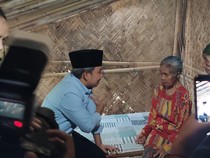 Jalan Kaki ke Pelosok, Gus Fawait Cek Kesehatan Warga Lansia Jember