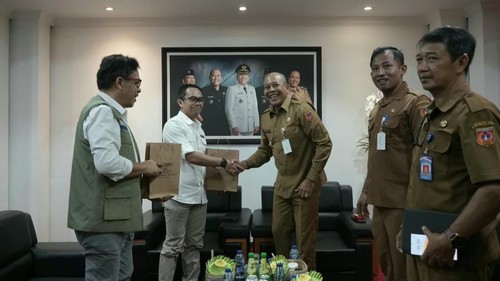 Bupati Karangasem, I Gusti Putu Parwata (Gus Par), menerima kunjungan Deputi Bidang Pencegahan BNPB, Abdul Muhari. Pertemuan berlangsung di Ruang Rapat Kantor Bupati Karangasem, Senin (5/10/2026). (Dok. Pemkab Karangasem)