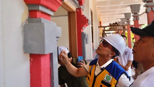 Bupati Klungkung, I Made Satria, meninjau proyek pembangunan di SDN 1 Gunaksa, Senin (5/10/2026). (Fatih Kudus Jaelani/detikBali)