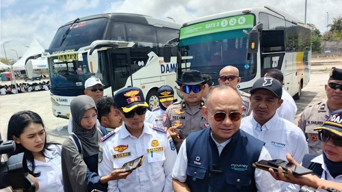Chairman Pertamina Grand Prix of Indonesia 2026, Troy Reza Warokka saat menggelar simulasi pelayanan suttel bus di area parkir VIP Delux Sirkuit Mandalika, Senin (5/10/2026).