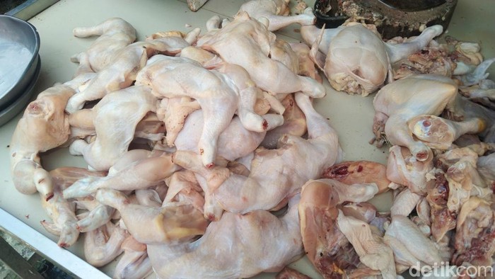 Daging ayam di pasar Medan. (Hafizna Irasa Hasibuan/detikSumut)