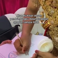 Viral Aksi Kocak Mahasiswi Minta Tanda Tangan Skripsi Saat Dosen Menikah