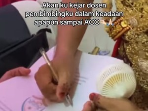 Viral Aksi Kocak Mahasiswi Minta Tanda Tangan Skripsi Saat Dosen Menikah