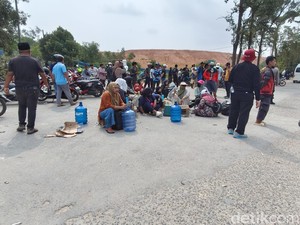 Warga Kavling Sambau Batam Demo di Depan Nongsa Digital Park, Keluhkan Air Mati
