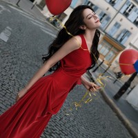 Wanita berdarah China Uighur ini dramatis dalam balutan gaun merah pekat dari koleksi Dior Cruise. Gaun dipercantik aksen drapery dan bunga berukuran besar di bagian pinggul. Foto: Instagram/@dilrabaxx63