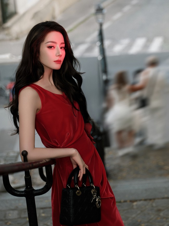 Aktris asal China ini jadi salah satu pesohor yang penampilannya mencuri atensi Paris Fashion Week. Hadir untuk presentasi koleksi terbaru Dior, Dilraba tampil bold sekaligus feminin. Foto: Instagram/@dilrabaxx63