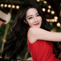 Pulasan lipstik merah terang memberi kontras yang mempesona pada kompleksi wajahnya yang putih. Foto: Instagram/@dilrabaxx63