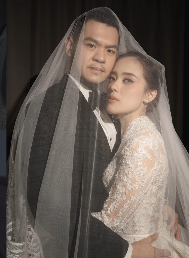 Sementara itu, Jerry memilih tampilan klasik sebagai pengantin pria. Pemenang Masterchef 7 itu mengenakan kemeja putih dengan setelan jas hitam, lengkap dengan dasi kupu-kupu dan boutonniere yang terpasang di bagian dada.  Foto: dok. Instagram @fanimci5 (Fotografer: Magical Photo by @kairos_works @davyre)