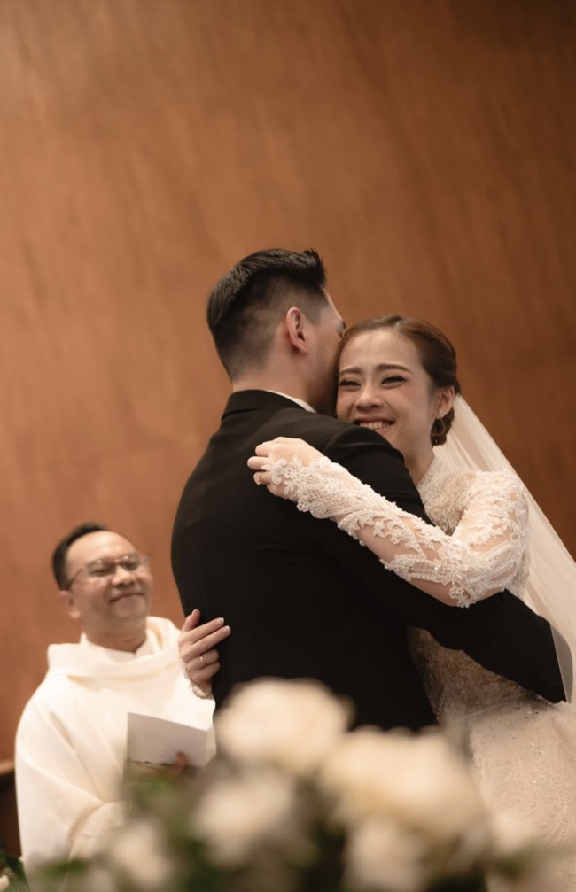Dua juara MasterChef Indonesia, Jerry Andrean dan Stefani Horison, akhirnya resmi menikah setelah dua tahun berpacaran. Keduanya menggelar pemberkatan pernikahan pada Sabtu (3/10/2026). Foto: dok. Instagram @fanimci5 (Fotografer: Magical Photo by @kairos_works @davyre)