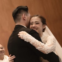 Dua juara MasterChef Indonesia, Jerry Andrean dan Stefani Horison, akhirnya resmi menikah setelah dua tahun berpacaran. Keduanya menggelar pemberkatan pernikahan pada Sabtu (3/10/2026). Foto: dok. Instagram @fanimci5 (Fotografer: Magical Photo by @kairos_works @davyre)