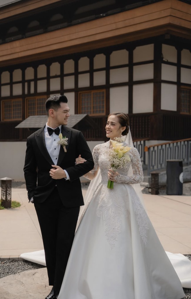 Fani, yang merupakan pemenang MasterChef Indonesia di Instagramnya, tampil elegan dalam balutan gaun pengantin putih berbahan lace. Gaun tersebut dihiasi detail payet dengan rok mengembang dan train panjang yang memberikan kesan klasik sekaligus dramatis. Foto: dok. Instagram @fanimci5 (Fotografer: Magical Photo by @kairos_works @davyre)