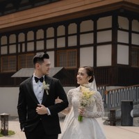 Fani, yang merupakan pemenang MasterChef Indonesia di Instagramnya, tampil elegan dalam balutan gaun pengantin putih berbahan lace. Gaun tersebut dihiasi detail payet dengan rok mengembang dan train panjang yang memberikan kesan klasik sekaligus dramatis. Foto: dok. Instagram @fanimci5 (Fotografer: Magical Photo by @kairos_works @davyre)