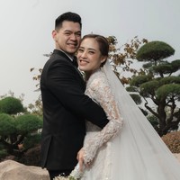 Dalam unggahannya, Fani juga menuliskan janji pernikahan untuk Jerry.  “Saya berjanji setia kepadanya, dalam untung dan malang, di waktu sehat maupun sakit dan saya mau mencintai dan menghormatinya seumur hidup saya,” tulis Fani.  Foto: dok. Instagram @fanimci5 (Fotografer: Magical Photo by @kairos_works @davyre)