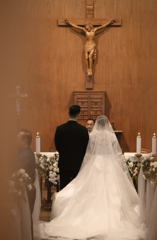 Pemberkatan berlangsung di Gereja Katolik Taman Doa Our Lady of Akita PIK 2, Tangerang, Banten. Setelah prosesi sakral tersebut, Jerry dan Stefani melanjutkan perayaan dengan resepsi di hari yang sama. Kabar bahagia itu kemudian dibagikan Jerry dan Stefani melalui Instagram pada Minggu (4/10/2026). Foto: dok. Instagram @fanimci5 (Fotografer: Magical Photo by @kairos_works @davyre)