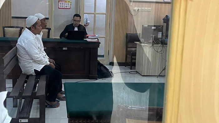 Dua terdakwa kasus dukun pesugihan tengan menjalani sidang tuntutan di PN Mojokerto