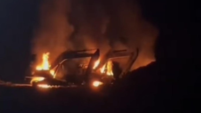 ekskavator milik tambang ilegal di Madina dibakar warga. (tangkapan layar)