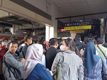 Eskalator Stasiun Duri Masih Diperbaiki, Penumpang KRL Antre Panjang
