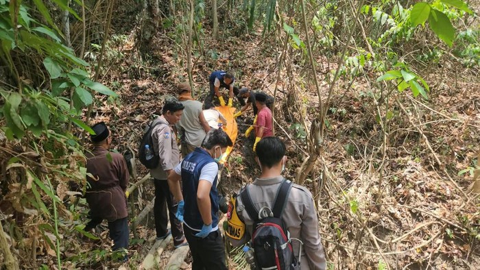 Evakuasi jenazah kakek ditemukan tewas membusuk di tengah hutan Polman.