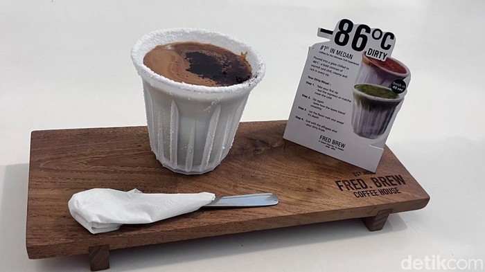 Gelas beku yang dipakai untuk dirty latte unik di Medan. (Hafizna Irasa Hasibuan/detikSumut)