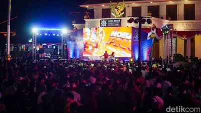 Gelora Arek-Arek Suroboyo Nobar Timnas Indonesia di Grahadi
