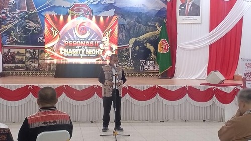 Gubernur NTT, Emanuel Melkiades Laka Lena, berpidato saat PESONAN II Charity Nighy di Aula Rujab Gubernur NTT, Senin (5/10/2026) malam. (Foto: Simon Selly/detikBali)