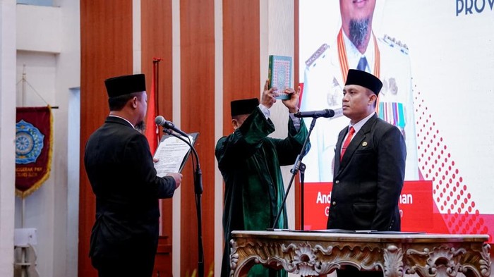 Gubernur Sulawesi Selatan (Sulsel) Andi Sudirman Sulaiman resmi melantik Andi Winarno Eka Putra sebagai Penjabat (Pj) Sekretaris Daerah (Sekda) Sulsel.
