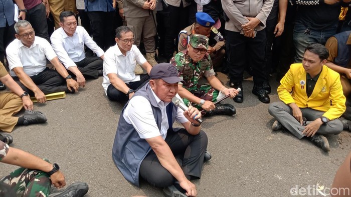 Gubernur Sumsel Herman Deru saat menemui mahasiswa yang menggelar aksi soal karhutla