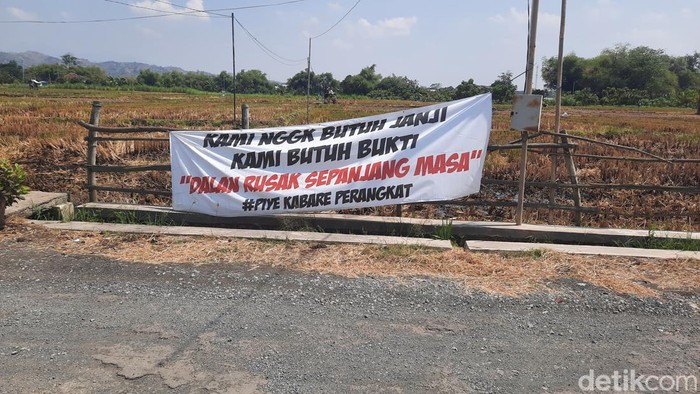 Jalan Bumirejo, Pati rusak bikin warga pasang spanduk protes, Senin (5/10/2026)