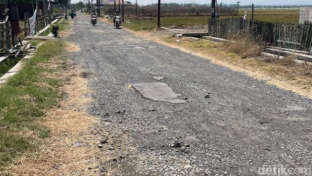 Jalan Bumirejo Pati rusak, warga pasang spanduk protes, Senin (5/10/2026).