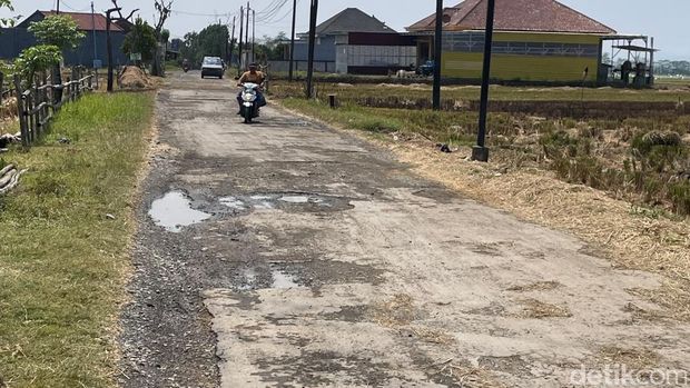 Jalan Bumirejo Pati rusak, warga pasang spanduk protes, Senin (5/10/2026).