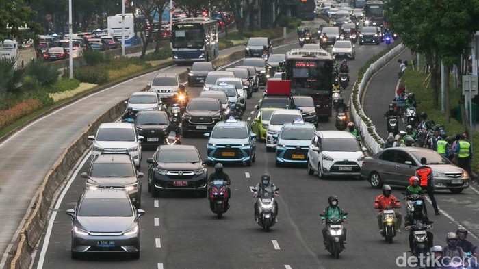 Lalu lintas di Jalan Sudirman arah Senayan dan sejumlah ruas di sekitar Gelora Bung Karno (GBK), Jakarta, mulai dipadati kendaraan menjelang pertandingan final FIFA ASEAN Cup 2026 antara Timnas Indonesia dan Thailand, Senin (5/10/2026).

Kepadatan terlihat di Jalan Sudirman yang mengarah ke kawasan Senayan. Arus kendaraan di sekitar GBK juga terpantau ramai dan diperkirakan semakin padat menjelang pertandingan dimulai.