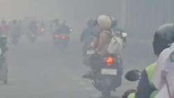 Video: POV Naik Motor Tembus Asap Karhutla Pekat di Tanah Laut Kalsel