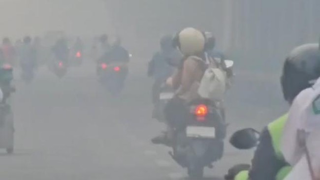 Video: POV Naik Motor Tembus Asap Karhutla Pekat di Tanah Laut Kalsel