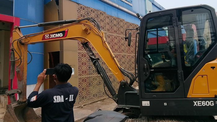 Kantor Dinas Penanaman Modal dan Pelayanan Terpadu Satu Pintu (DPMPTSP) Provinsi Sumatera Selatan di kawasan Simpang Polda Palembang dibongkar.