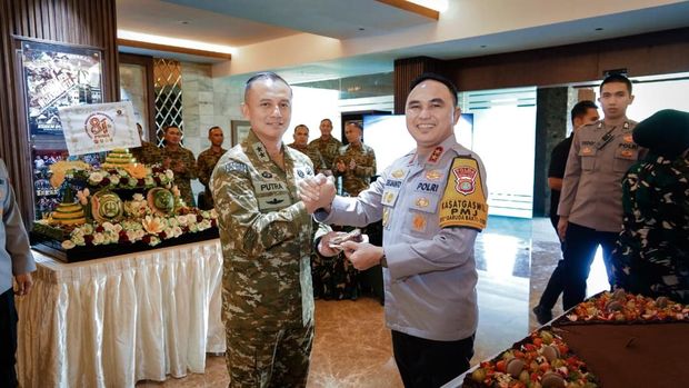 Kapolda Metro dan Wakapolda hadiri syukuran HUT ke-81 TNI di Makodam Jaya, Jakarta Timur, Senin (5/10/2026).