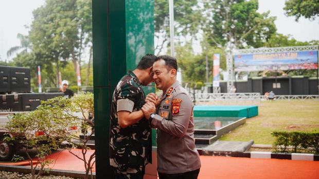 Kapolres Bogor memberikan kejutan syukuran HUT ke-81 TNI di Makodim 0621. (dok.istimewa)