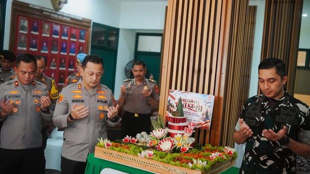 Kapolres Bogor memberikan kejutan syukuran HUT ke-81 TNI di Makodim 0621. (dok.istimewa)