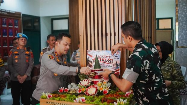Kapolres Bogor memberikan kejutan syukuran HUT ke-81 TNI di Makodim 0621. (dok.istimewa)