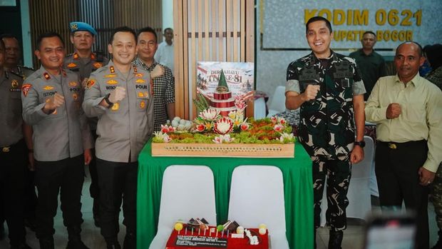 Kapolres Bogor memberikan kejutan syukuran HUT ke-81 TNI di Makodim 0621. (dok.istimewa)